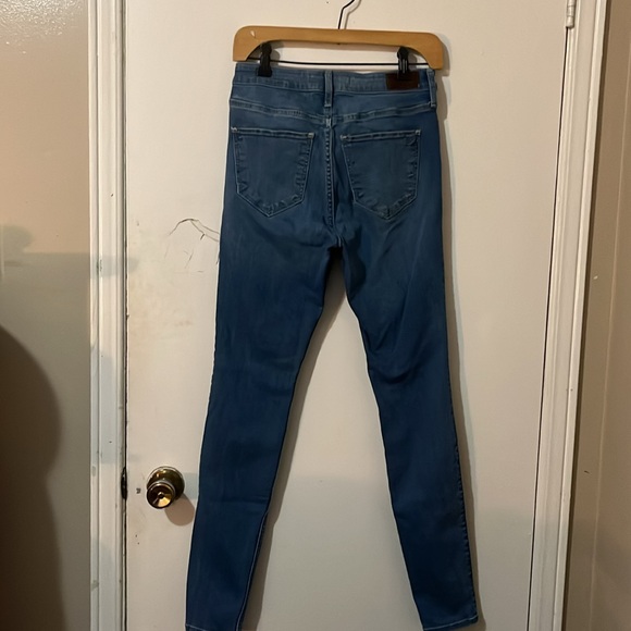 High-rise super skinny hollister jeans. waist:28 length:30 - Picture 3 of 5